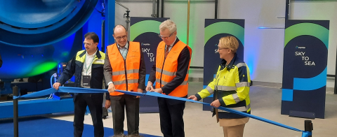 Tornin avajaiset, nauhaa leikkaamassa opetusministeri Anders Adlercreutz.